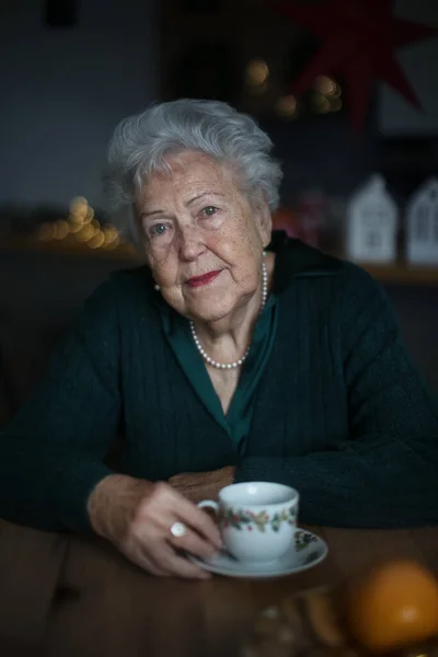 Mutsuz Yaşlı Kadın Noel Arifesinde Yalnız Başına Oturup Ailesini Bekliyor — Stok fotoğraf