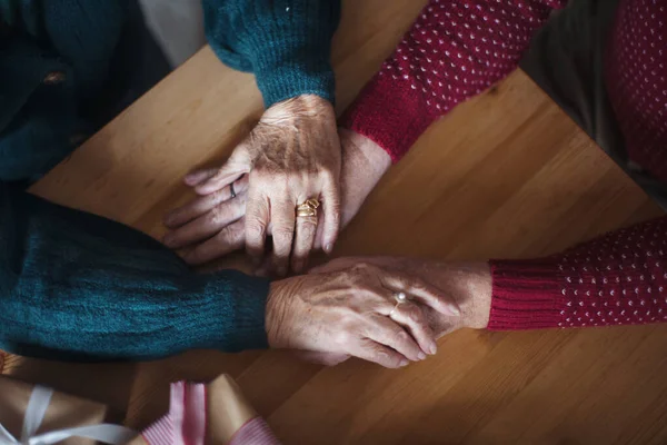 Blick Von Oben Senioren Paar Hält Sich Heiligabend Den Händen — Stockfoto