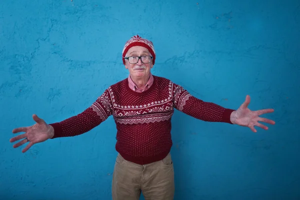 Porträtt Glad Upphetsad Senior Man Jultröja — Stockfoto