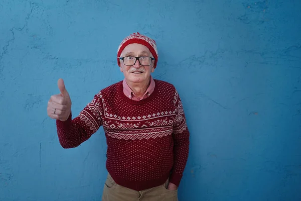 摄影棚拍摄的快乐老人头戴圣诞帽的画像 — 图库照片