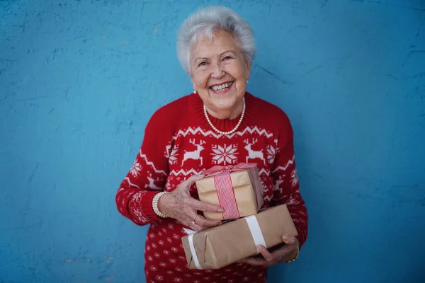 Retrato Mulher Idosa Feliz Segurando Presente Frente Fundo Azul — Fotografia de Stock