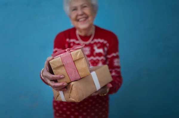 Портрет Счастливой Пожилой Женщины Подарком Фоне Синего Фона — стоковое фото