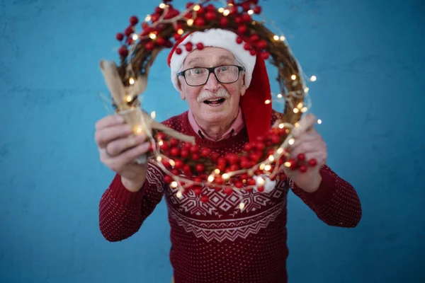 Retrato Hombre Mayor Feliz Con Sombreros Santa Claus Sesión Estudio —  Fotos de Stock
