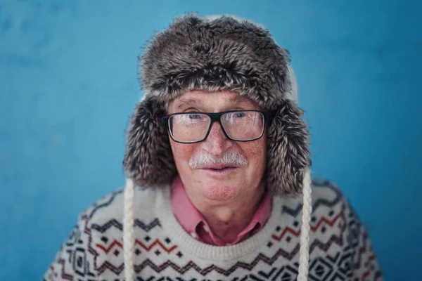 穿着温暖的圣诞帽的快乐而兴奋的老人的画像 — 图库照片