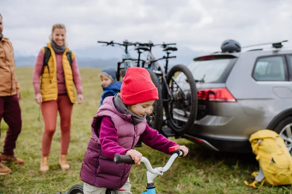有小孩的年轻家庭准备在大自然中骑自行车 把自行车从车架上扔下来 健康生活方式和流动活动的概念 — 图库照片
