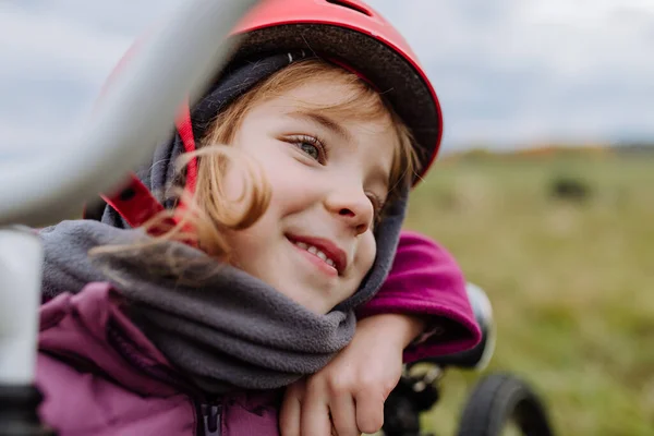 Πορτρέτο Του Ευτυχισμένου Κοριτσιού Κράνος Στο Ποδήλατο — Φωτογραφία Αρχείου