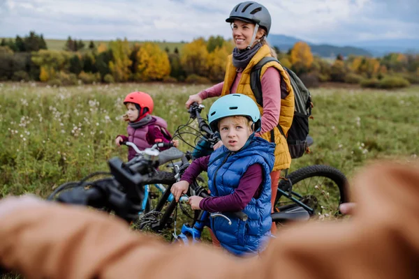 Νεαρή Οικογένεια Μικρά Παιδιά Που Ετοιμάζονται Για Ποδηλασία Στη Φύση — Φωτογραφία Αρχείου