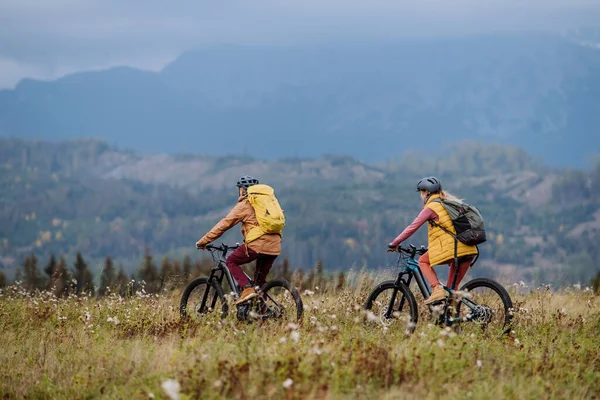 Glückliches Paar Fahrrad Mitten Der Herbstlichen Natur Konzept Eines Gesunden — Stockfoto