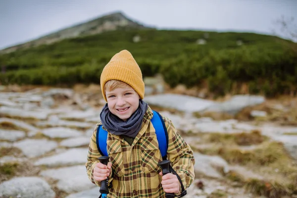 Retrato Menino Caminhando Nas Montanhas — Fotografia de Stock