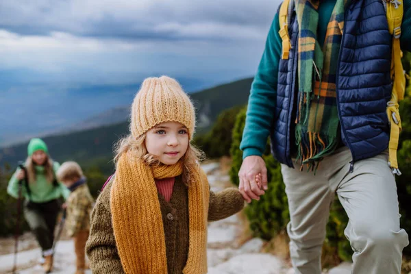 Mutlu Aile Sonbahar Dağlarında Birlikte Yürüyüş Yapıyor — Stok fotoğraf