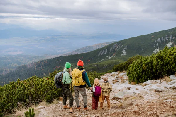 Familia Feliz Caminata Juntos Una Montaña Otoño — Foto de Stock