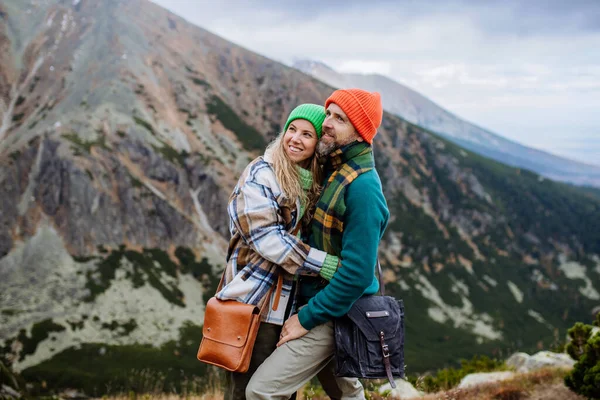 Jong Gelukkig Paar Een Berg Wandeling Knuffelen Elkaar — Stockfoto