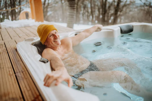 寒い冬の日にはテラスで露天風呂を楽しむ先輩 — ストック写真