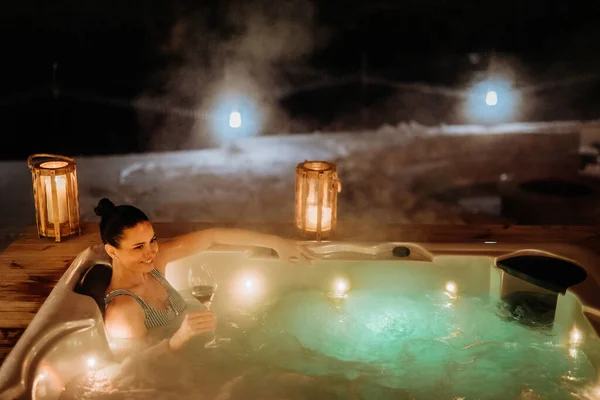 Junge Frau Genießt Einem Kalten Winterabend Die Badewanne Freien Auf — Stockfoto