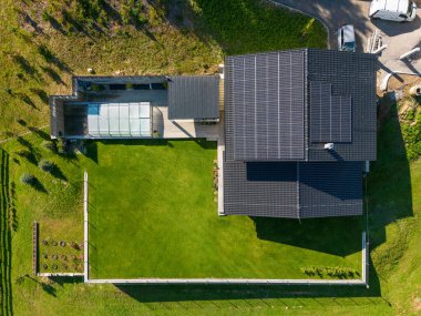 Çatıdaki güneş fotovoltaik panellerin üst görünümü, alternatif enerji, tasarruf kaynakları ve sürdürülebilir yaşam tarzı kavramı.