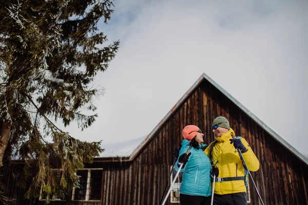 Seniorenpaar Macht Pause Beim Skifahren Nächstes Verschneites Waldhaus — Stockfoto