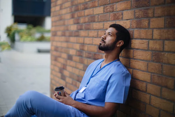 Bakıcı Yorgun Adam Dışarıda Dinleniyor Huzurevinin Önünde — Stok fotoğraf