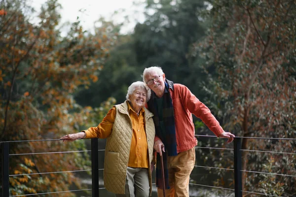 Glückliches Seniorenpaar Beim Herbstspaziergang See Mit Pause — Stockfoto