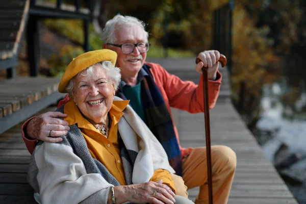 Szczęśliwy Senior Para Jesiennych Ubraniach Mając Przerwy Pobliżu Jeziora Spacerze — Zdjęcie stockowe