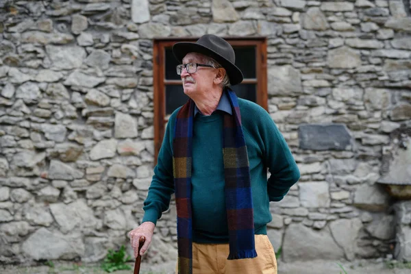 Ritratto Uomo Anziano Con Cappello Nero Appoggiato Una Casa — Foto Stock