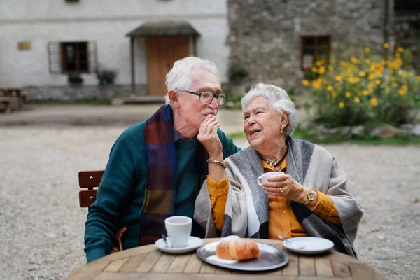 上了年纪的夫妻在外面的咖啡店里喝咖啡和蛋糕 — 图库照片