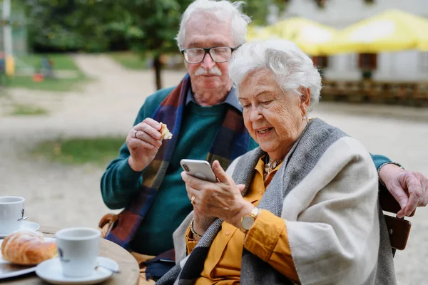 Glückliches Seniorenpaar Parkcafé Das Sich Nach Einem Spaziergang Ausruht Einen — Stockfoto