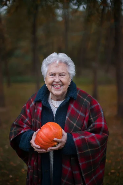 Senior Kvinna Med Pumpor Höst Natur — Stockfoto