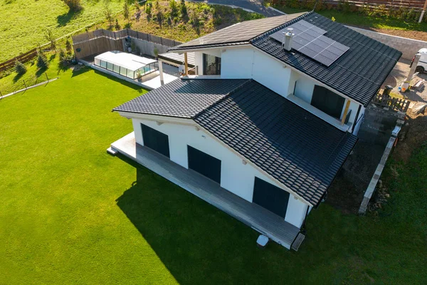 屋根の上の太陽光発電パネルの高い角度ビュー 代替エネルギー 省資源と持続可能なライフスタイルの概念 — ストック写真