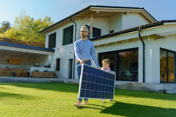 Ojciec Jego Córeczka Niosą Panel Słoneczny Podwórku Alternatywna Energia Oszczędzanie — Zdjęcie stockowe