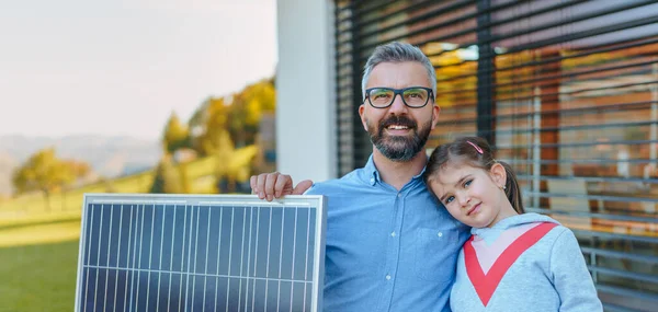 Ojciec Swoją Córeczką Pobliżu Domu Panelami Słonecznymi Alternatywna Energia Oszczędzanie — Zdjęcie stockowe