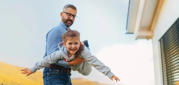 Apa Kislányával Szórakozik Kertben Egy Napsütéses Őszi Napon — Stock Fotó
