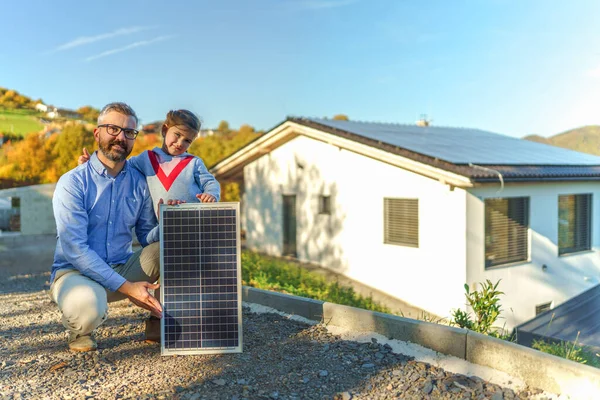 Отец Своей Маленькой Дочерью Рядом Домом Солнечными Батареями Альтернативная Энергетика — стоковое фото