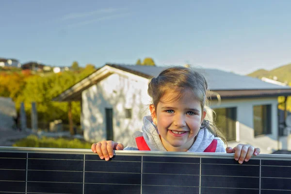 Kleines Mädchen Mit Einer Photovoltaik Solarzelle Alternative Energien Ressourcenschonung Und — Stockfoto