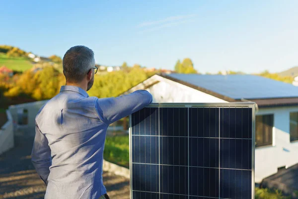 Geschäftsmann Mit Solarpaneel Steht Draußen Einem Garten — Stockfoto