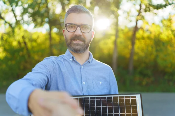 商人手握太阳能电池板 与客户握手 — 图库照片