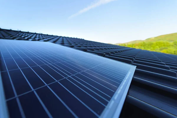Zbliżenie Paneli Fotowoltaicznych Dachu Energia Alternatywna Oszczędzanie Zasobów Koncepcja Zrównoważonego — Zdjęcie stockowe