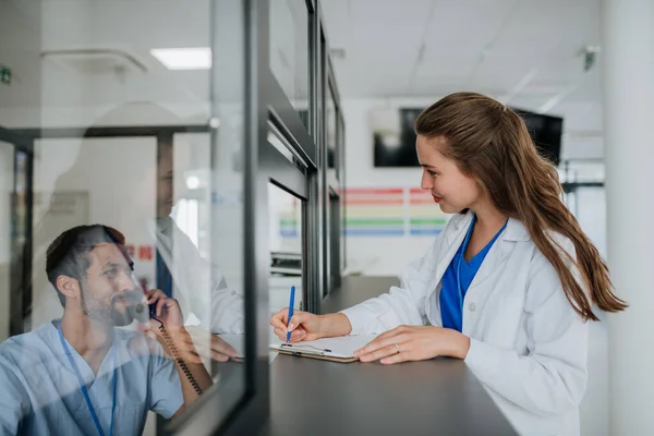 Ung Läkare Talar Med Sin Kollega Sjukhuset Mottagning — Stockfoto
