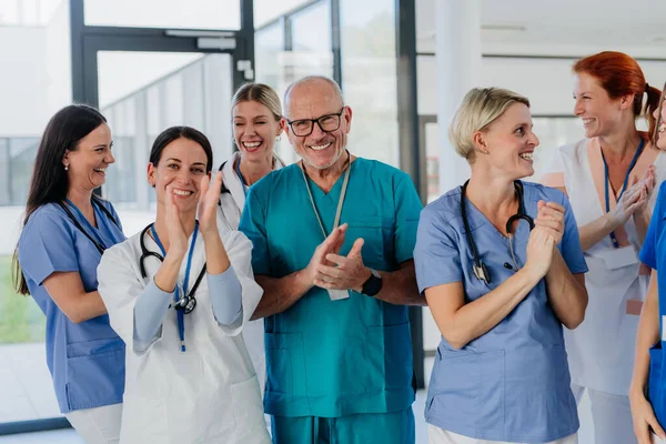 Портрет Счастливых Врачей Медсестер Других Медицинских Работников Хлопающих Ладоши Больнице — стоковое фото