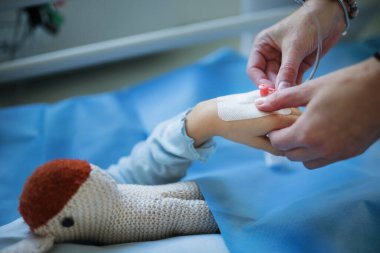 Pediatride kanül yerleştirme işlemi tamamlandı..