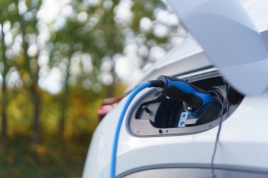 Yüklü elektrikli araba, sürdürülebilir ulaşım konsepti, düşük açı görünümü.
