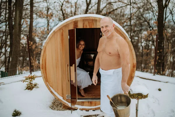 Mulher Sênior Toalha Com Marido Saindo Sauna Livre Durante Dia — Fotografia de Stock
