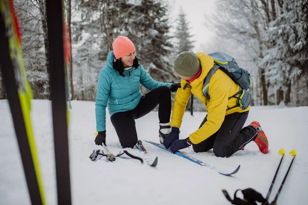 スキーをするシニアカップル 冬の雪の性質に乗る準備 — ストック写真