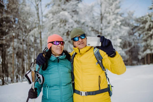 Senioren Paar Macht Selfie Beim Langlaufen Verschneiter Natur — Stockfoto