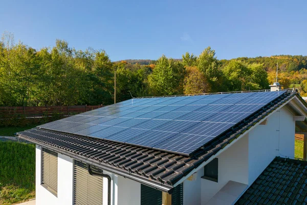 Высокий Угол Обзора Солнечных Фотоэлектрических Панелей Крыше Альтернативная Энергия Экономия — стоковое фото