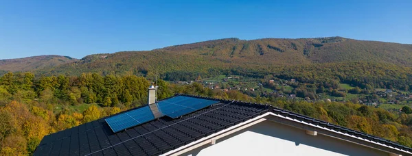 屋顶上太阳能光伏板的高视角 替代能源 节约资源和可持续生活方式概念 — 图库照片