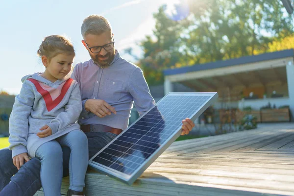 Батько Показує Своїй Маленькій Доньці Панелі Сонячної Фотоелектрики Пояснюючи Вона — стокове фото
