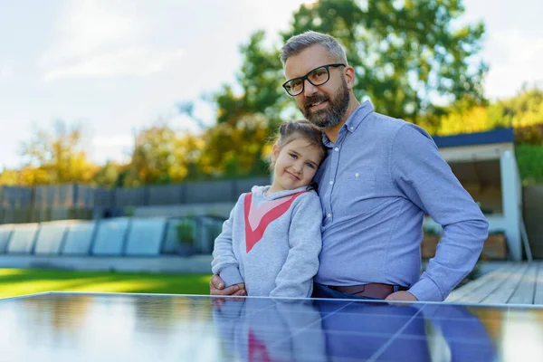 Ayah Dengan Putrinya Menangkap Matahari Panel Surya Pengisian Halaman Belakang — Stok Foto