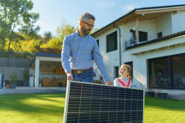 Vater Mit Seiner Kleinen Tochter Die Hinterhof Solarzellen Pflegt Alternative — Stockfoto