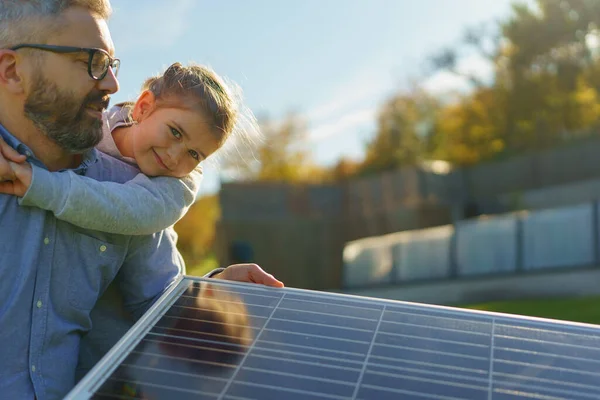 Der Vater Mit Seiner Kleinen Tochter Die Solarpanel Sonne Tankt — Stockfoto