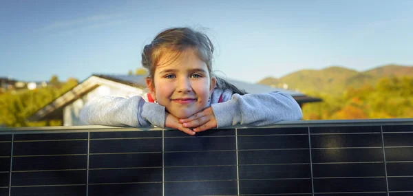 Dziewczynka Fotowoltaicznym Panelem Słonecznym Alternatywna Energia Oszczędzanie Zasobów Koncepcja Zrównoważonego — Zdjęcie stockowe
